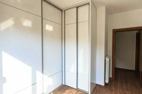 Ugradni plakar u uglu prazne sobe. - image 11