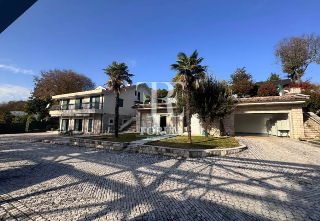 Izdavanje, kuća, 380m², Mareza, Podgorica