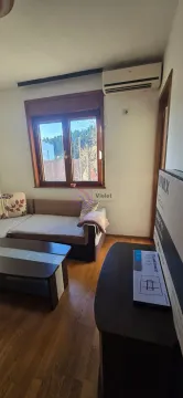 Dnevna soba sa garniturom za sjedenje i prozorom. - image 10
