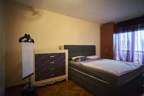 Spavaća soba sa bračnim krevetom, komodom i ormarom. - image 10