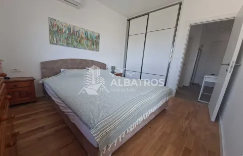Namještena spavaća soba sa bračnim krevetom, plakarom i drvenim podom. - image 7