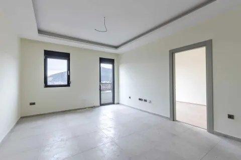 Prazna neopremljena prostorija sa svijetlim pločicama na podu i izlazom na balkon. - image 7