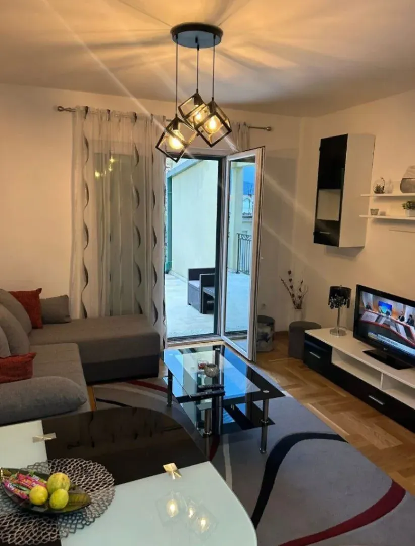 Izdavanje, dvosoban stan, 55m², Centar, Tivat