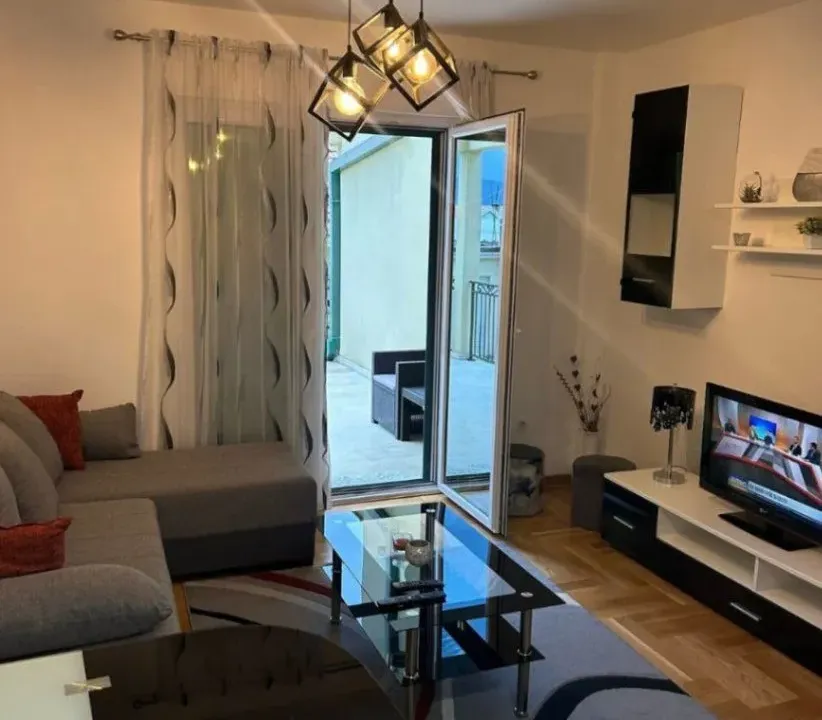 Izdavanje, dvosoban stan, 55m², Centar, Tivat