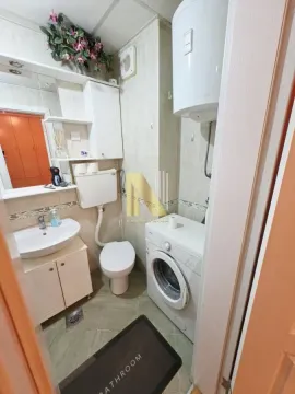 Manje kupatilo sa umivaonikom, WC šoljom, veš mašinom i ugradnim bojlerom. - image 12
