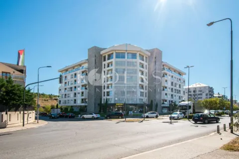 Pogled na spoljašnjost stambene zgrade i ulicu ispred. - image 4