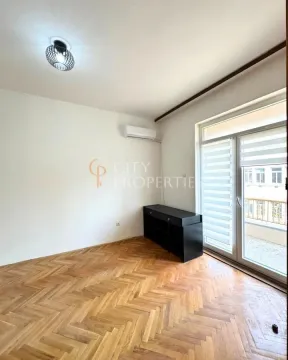 Prazna soba sa parketom i izlazom na terasu. - image 9