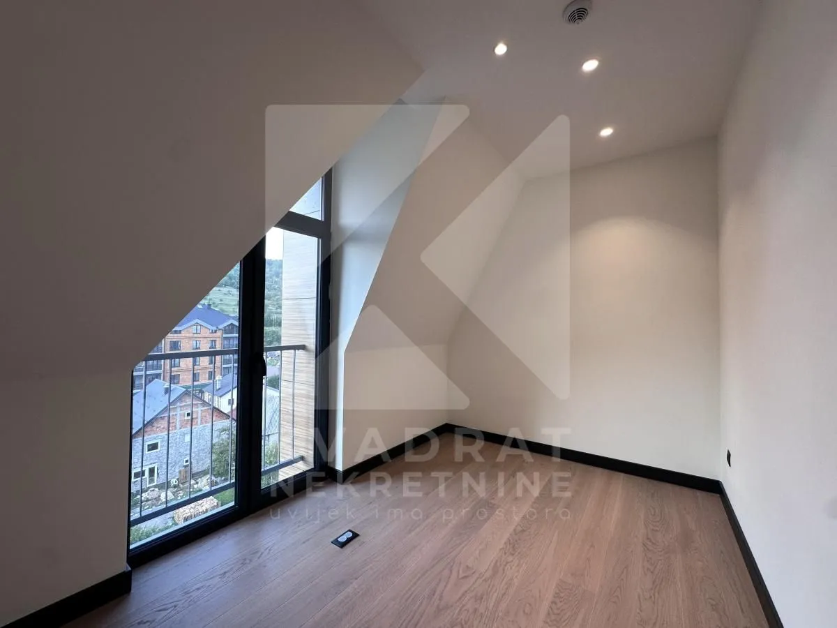 Prodaja, četvorosoban stan, 107m², Centar, Kolašin