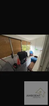 Zastakljeni balkon sa roletnama i stalkom za sušenje veša. - image 4