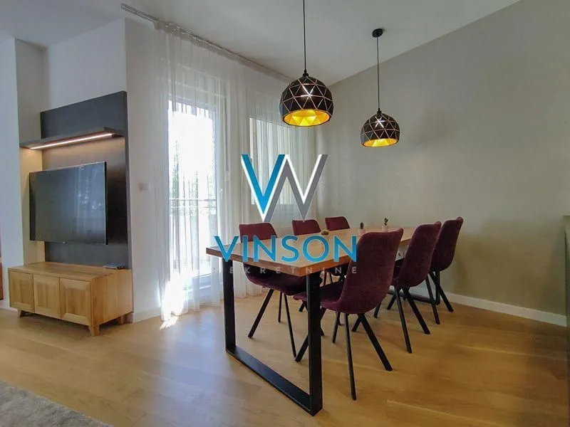 Dnevna soba sa trpezarijom i modernim osvetljenjem.