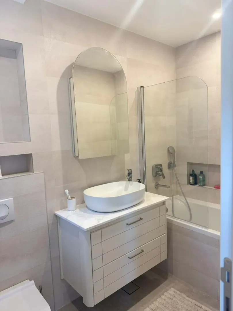 Izdavanje, dvosoban stan, 80m², Centar, Tivat