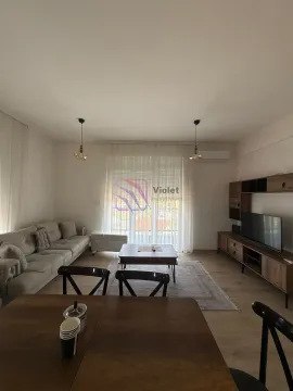 Dnevna soba sa garniturom, TV komodom i trpezarijskim stolom. - image 5