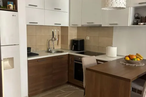 Moderna kuhinja sa bijelim i drvenim elementima. - image 4