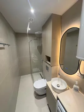 Moderno opremljeno kupatilo sa tuš kabinom, umivaonikom i ugradnim elementima. - image 4