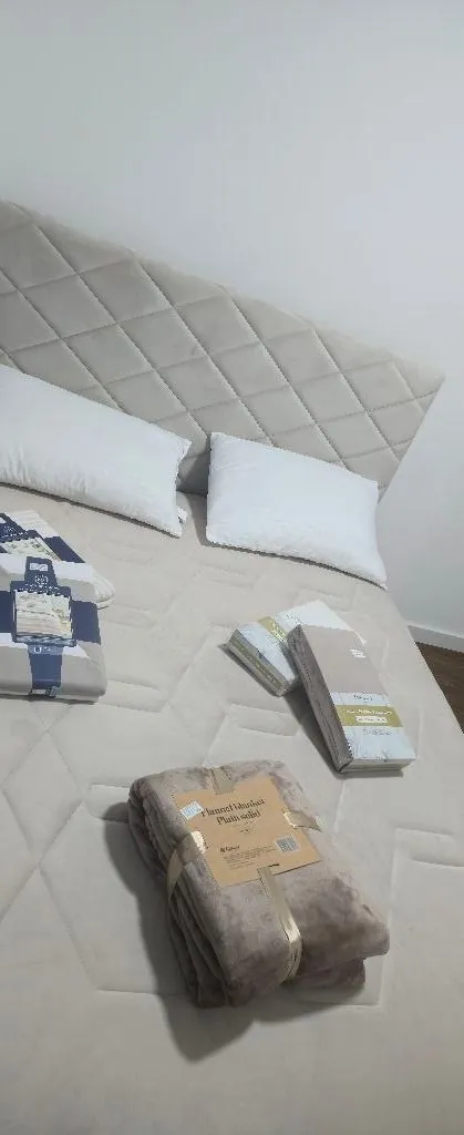 Bedroom with a double bed and pillows.