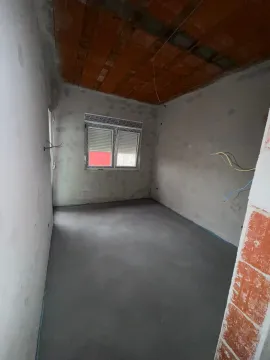 Nedovršena prostorija u izgradnji sa betonskim podom i malterisanim zidovima. - image 16