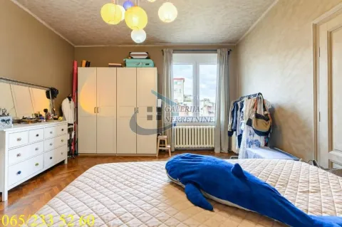 Nameštena spavaća soba sa bračnim krevetom, garderoberom i komodom. - image 13