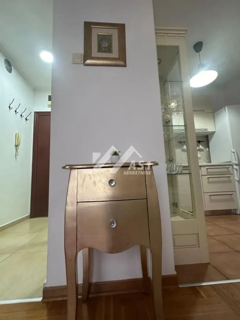 Izdavanje, dvosoban stan, 40m², Bulevar Oslobodjenja, Novi Sad Sve Podlokacije