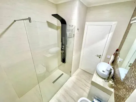 Moderno opremljeno kupatilo sa tuš kabinom i umivaonikom. - image 11