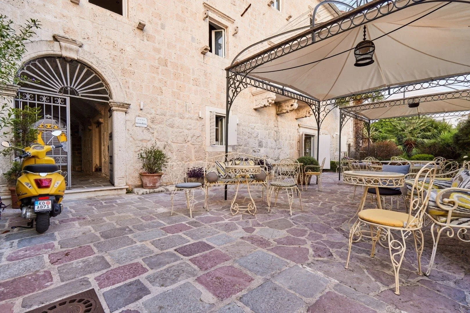 Rent, house, 2117m², Kotor, Crna Gora