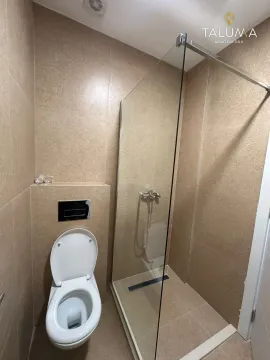 Kupatilo opremljeno tuš kabinom sa staklenom pregradom i toaletom. - image 5