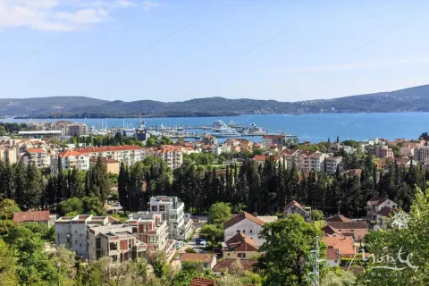 Pogled na grad, marinu i more iz ptičje perspektive. - image 23