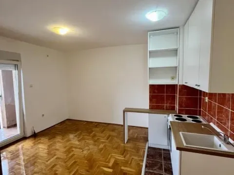 Izdavanje, jednosoban stan, 40m², Adamovićevo Naselje, Novi Sad Sve Podlokacije - image 2