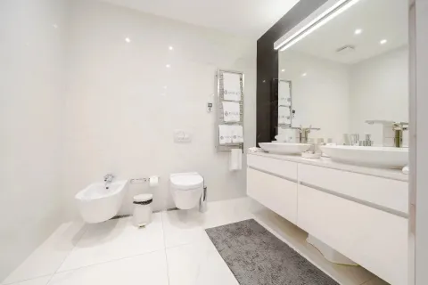 Moderne kupatilo sa bijelim pločicama, dva umivaonika, wc šoljom i bideom. - image 4