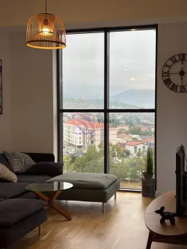 Dnevna soba sa velikim prozorom i pogledom na grad. - image 4