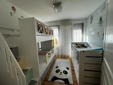 Dečja soba sa krevetima na sprat i tepihom sa motivom pande. - image 9
