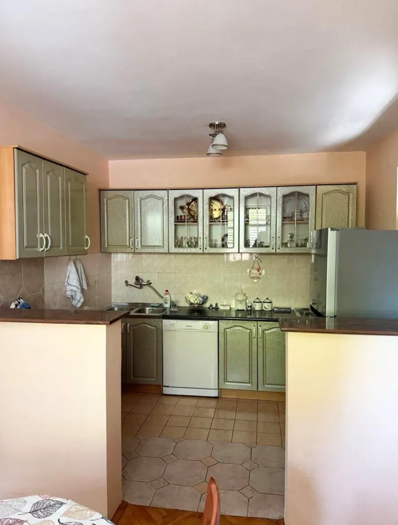 Izdavanje, kuća, 200m², Zagorič, Podgorica