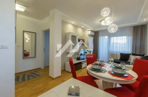 Dnevni boravak sa trpezarijom i garniturom za sedenje. - image 3