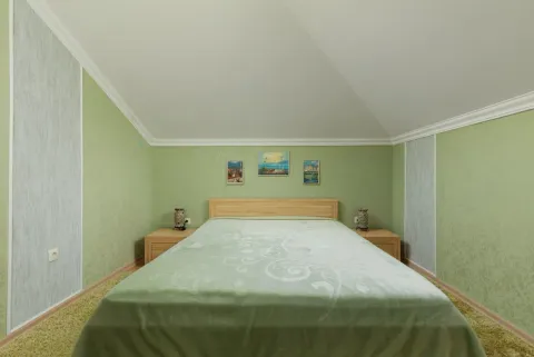 Namještena spavaća soba sa bračnim krevetom u potkrovlju. - image 8
