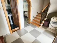 Izdavanje, četvorosoban stan, 220m², Gorica C, Podgorica - image 3