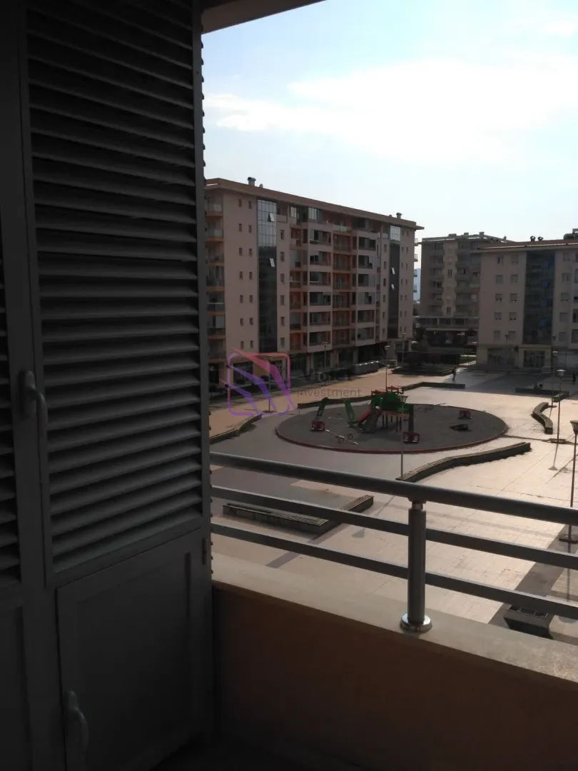 Pogled sa terase na zgrade i dvorište.