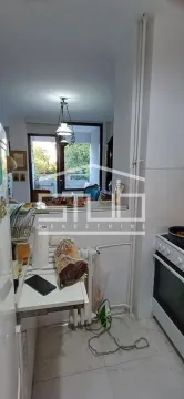 Manja kuhinja sa štednjakom i pogledom na terasu. - image 11