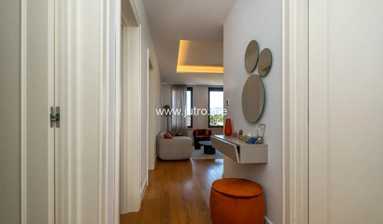 Prodaja, dvosoban stan, 103m², Centar, Tivat