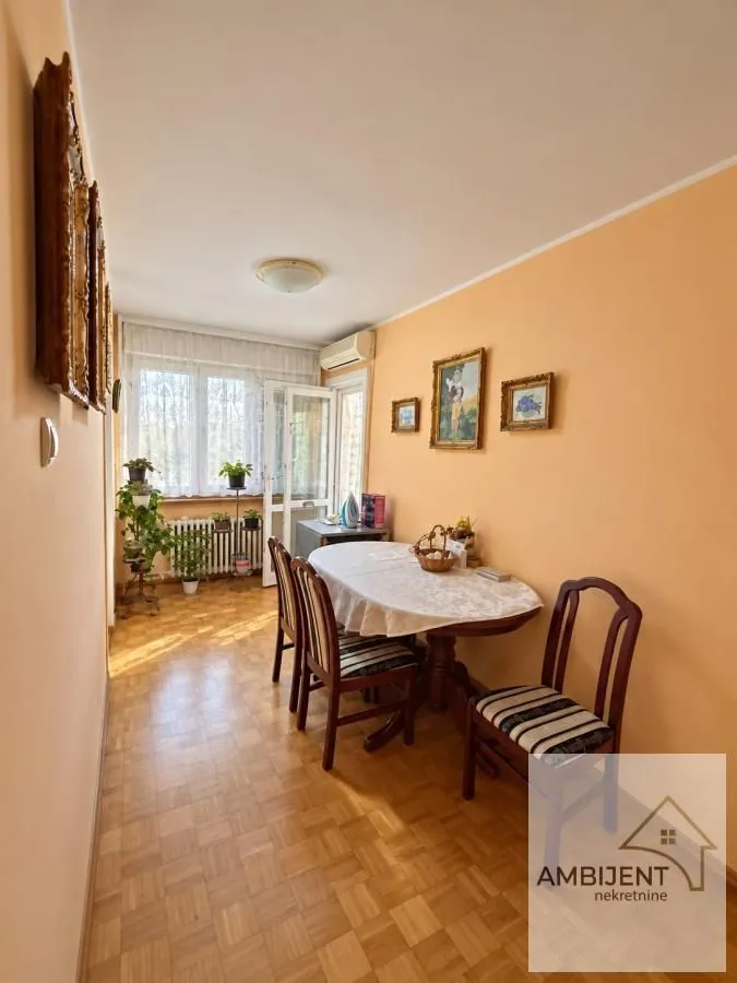 Dining area with a dining table and access to the terrace.