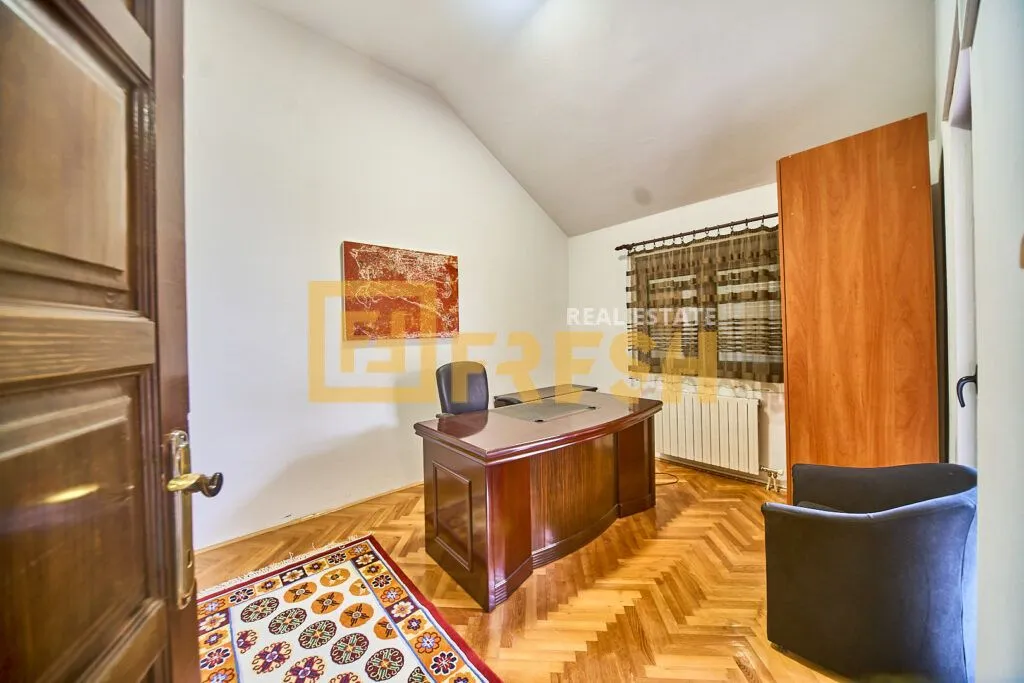 Izdavanje, kuća, 280m², Gorica C, Podgorica