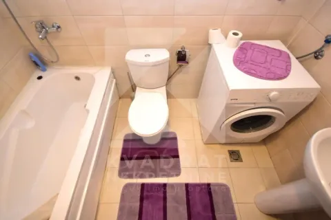 Kupatilo opremljeno kadom, wc šoljom, umivaonikom i mašinom za veš. - image 12