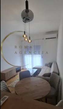 Dnevni boravak sa trpezarijom i modernim osvjetljenjem. - image 5