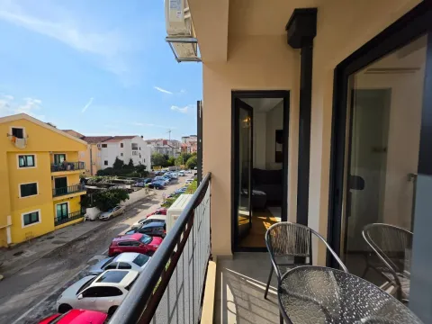 Namješten balkon sa garniturom za sjedenje i pogledom na ulicu. - image 12