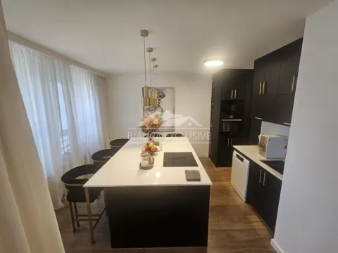 Moderna kuhinja sa tamnim elementima i belim radnim ostrvom. - image 6
