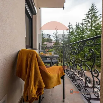 Namešten balkon sa stolom, stolicama i pogledom na šumu. - image 12