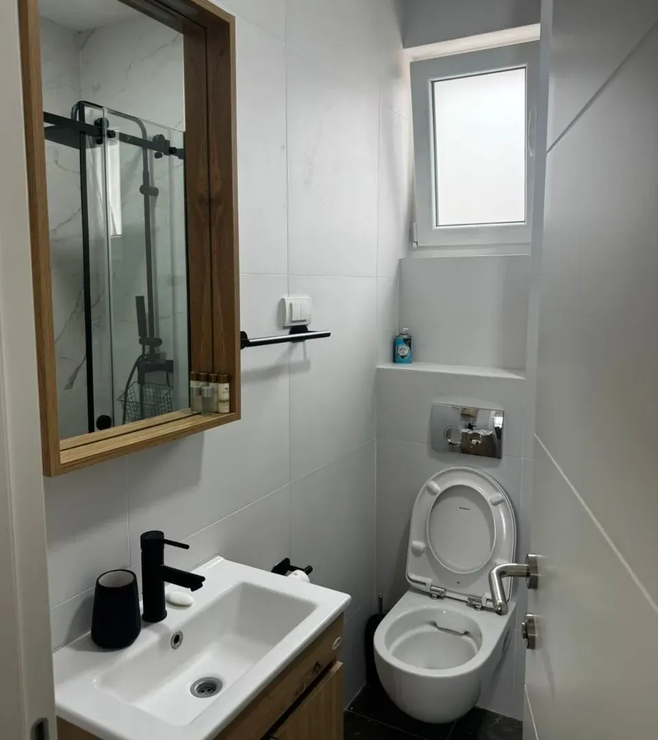 Izdavanje, jednosoban stan, 52m², Kalimanj, Tivat