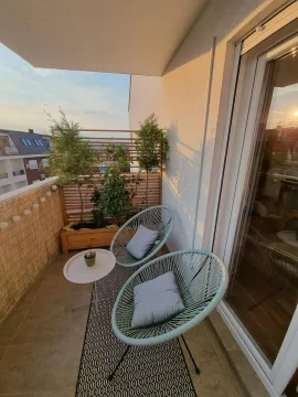 Namješten balkon sa stolićem, udobnim stolicama i ukrasnim biljkama. - image 18