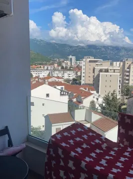 Pogled na grad i planine sa balkona. - image 5