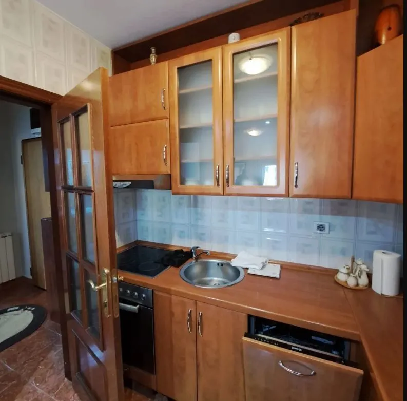Klasična kuhinja sa drvenim elementima.