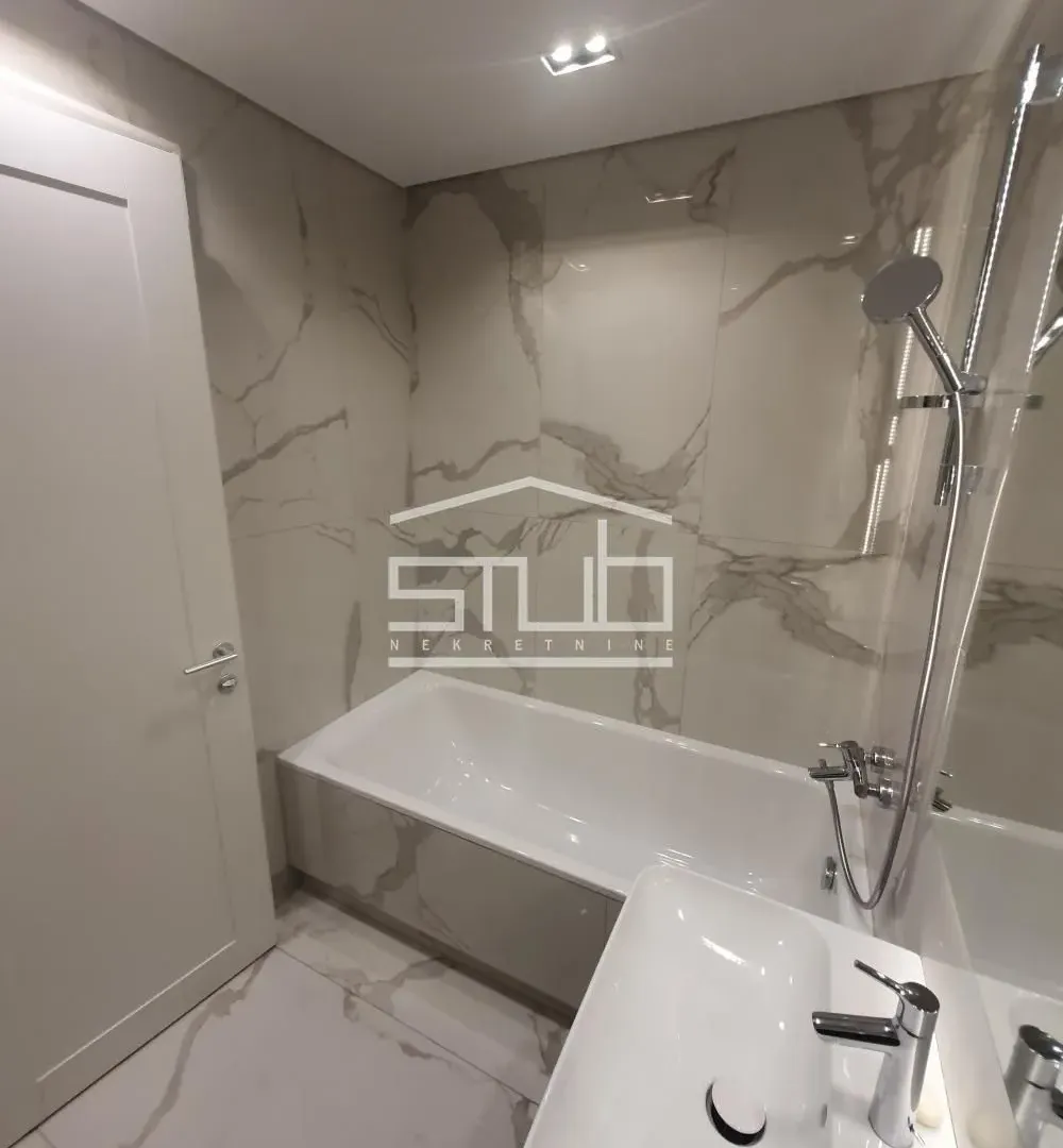 Izdavanje, trosoban stan, 88m², Savski Trg, Beograd