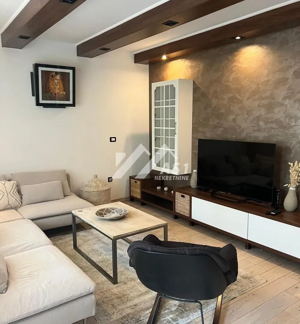 Izdavanje, četvorosoban stan, 95m², Centar, Novi Sad